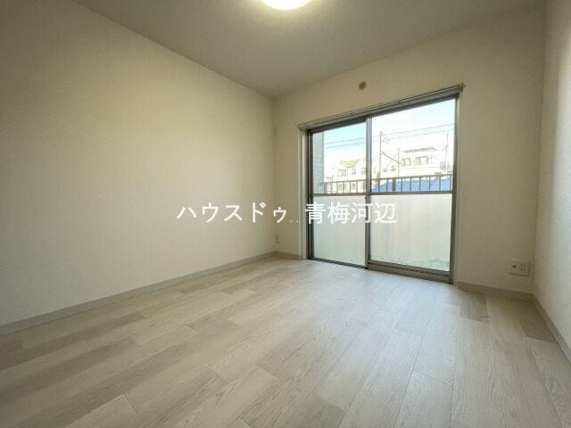 北側6帖洋室:北側のお部屋ですが大きめの窓がついているので明るいお部屋になっております。