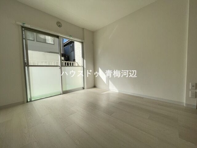 南側6帖洋室:バルコニーに面しているため日当たり良好です。日中は電気をつけなくても良さそうです。