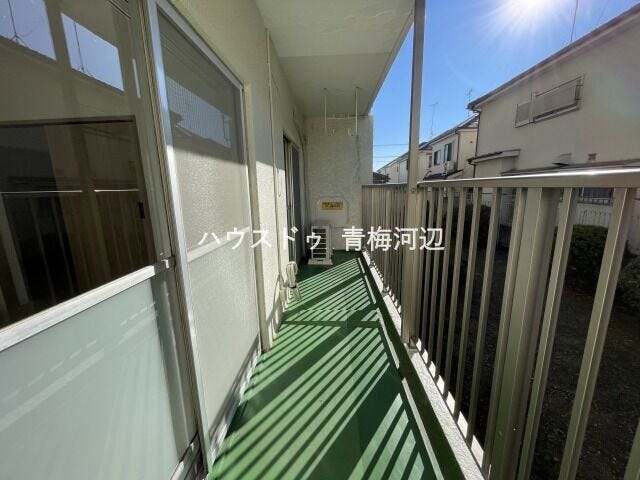 南側バルコニー:明るい日差したっぷりのバルコニーです♪こんな天気の良い日は気持ち良く洗濯物を干せますね!