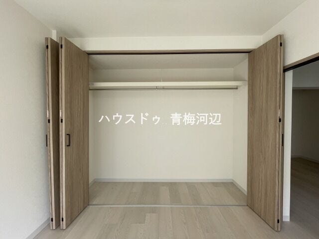 南側6帖洋室収納:ハンガーポールと枕棚の設置があるので使いやすさアップ。床には衣装ケースを配置する事のできるゆとりもあります。