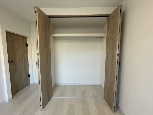 北側6帖洋室収納:クローゼット付きなので大きな家具をお部屋に置かずに済み、空間を有効活用できますね。