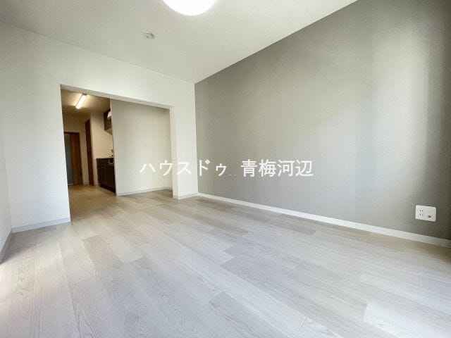 13.5帖リビング:優しい色合いのフローリングはどんな家具とも相性が良いですね。家族のくつろぎの空間になりそうです。