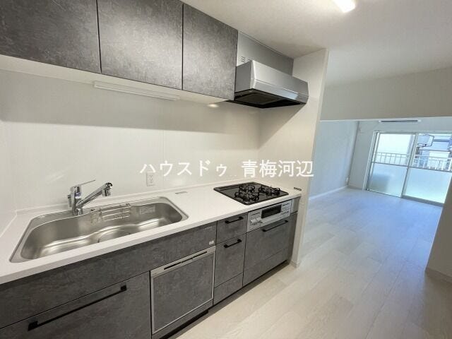 キッチン:キッチンは壁付けタイプですのでお部屋をすっきりと見せてくれるメリットがあります。