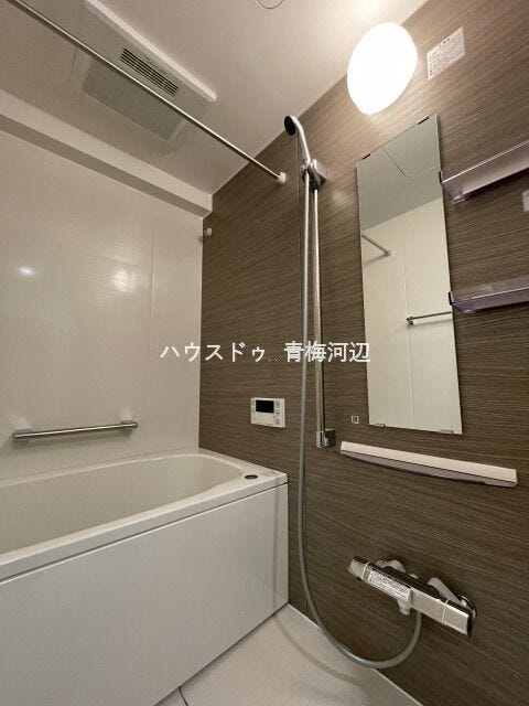 浴室:木目調で落ち着きのある雰囲気の浴室になります。ゆったりと入浴可能な大きさの浴室でお子様とのバスタイムも楽しめそうです。