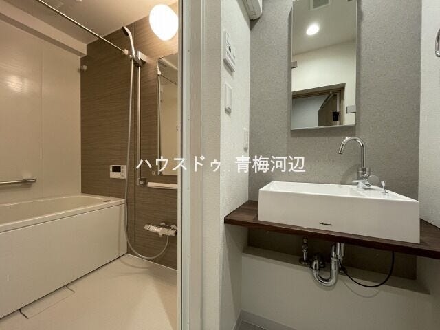 洗面所:白を基調とした洗面ボウルと落ち着いたカウンターで、毎日気持ちよく使える空間です。