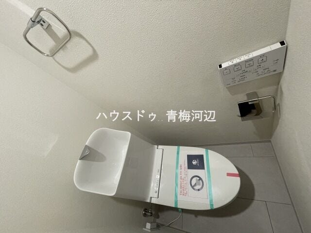 トイレ:清潔感あるトイレスペースにはペーパーホルダーやタオル掛けも付いています。