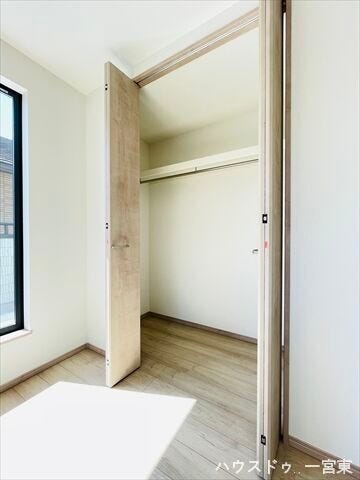 【7帖洋室】
お絵かきや工作、自由研究の作品など、お子様の成長の記録をたっぷりとしまっておける大容量の収納スペースが魅力です♪