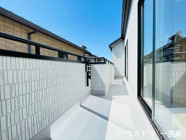 明るい日差したっぷり入り込む南向きバルコニーです♪こんな天気の良い日は気持ち良く洗濯物を干せますね!