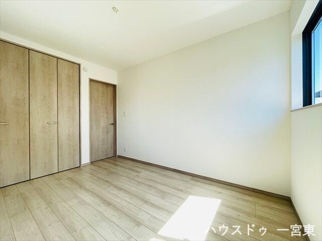 【6帖】日当たり良好で、南向きの窓からたっぷり光が差し込みます。明るく風通しも良く、毎日を快適に過ごせる住まいです。