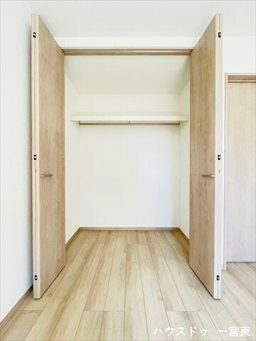 【6帖洋室】新たに家具を買わなくても良いので、ハンガーパイプや枕棚付きのクローゼットは嬉しいですね。