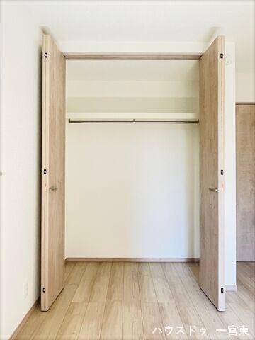 【1階5.2帖洋室】ご家族共有のクローゼットとして使えば、洋服の整理整頓も一箇所ですっきりと簡潔します。家事効率もあがります。