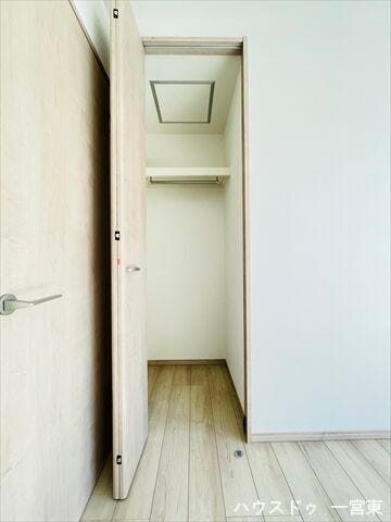 【5.2帖洋室】各居室にクローゼットがついています。引き出しタイプの家具を入れれば、ハンガーにかけれない物もスッキリ収納できますね。