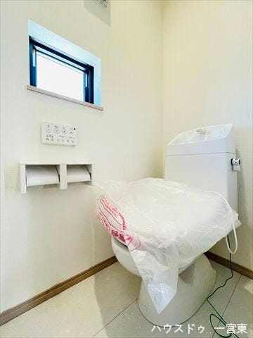 【2階】2カ所に省エネ仕様のトイレを採用しました!2階から階段を降りなくてもいいので、お部屋からの移動が短縮できます。