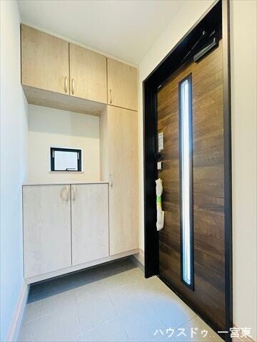 行きも帰りも、家族をやさしく送り出し、出迎える玄関です。毎日の暮らしをあたたかくしっかり見守ってくれます。