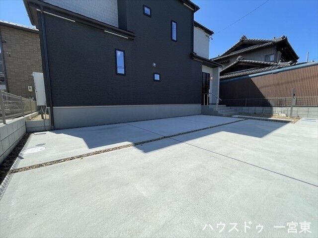 駐車スペースが十分に広く確保されているので、車の運転や駐車があまり得意でない方でも安心して停められ、日々の暮らしも快適です。