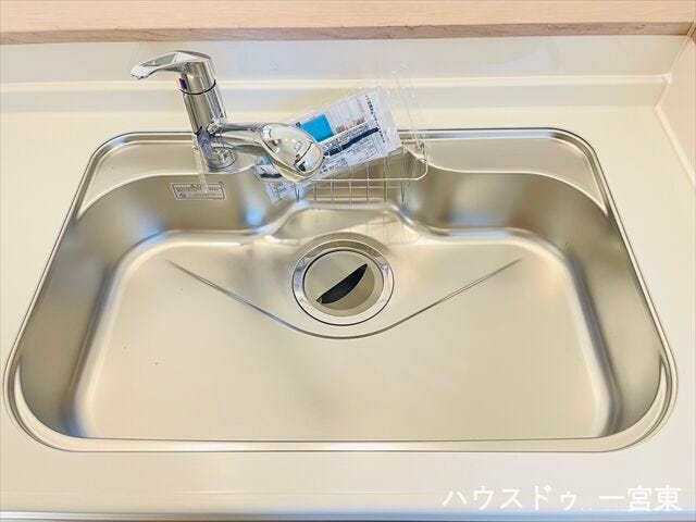 【シンク】大きな鍋もゆったりと洗える広さを確保した奥行きたっぷりのステンレスシンクで、家事の効率もアップします。