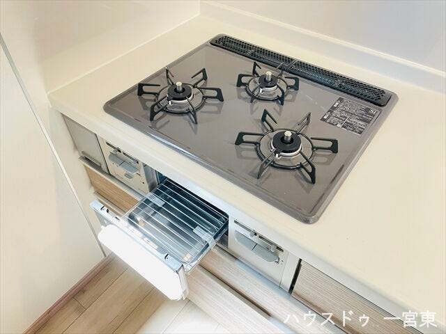 【コンロ】3種類の同時調理が可能な3口コンロも標準装備です!調理の時間短縮をはかれるので、奥様には嬉しい機能ですね。