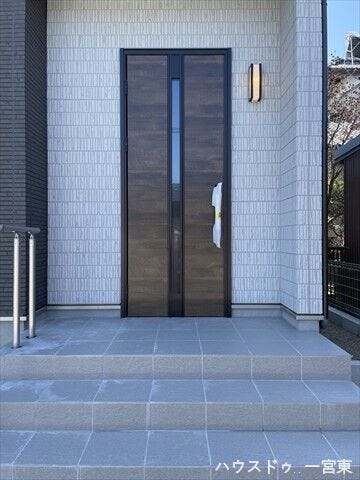 【玄関ポーチ】訪問者を優しく迎える玄関ポーチです。傘を差しての出入りも安心で、毎日の暮らしに便利さをプラスします。