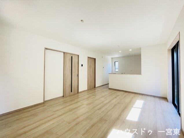 家族でくつろぐスペースは気持ちの良い空間で過ごしたいですよね。南向きの窓から陽射しが入り、採光・通風共に良好です。