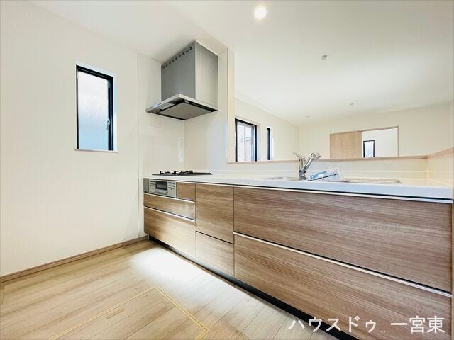 キッチンからリビングの様子が良く分かるので、お子様から目を離すことなく安心して料理することができます。