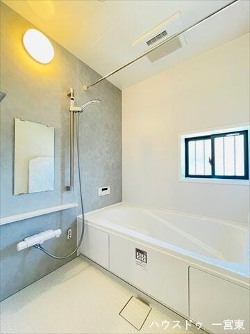 のんびり広々お風呂で1日の疲れもしっかりとれる入浴タイムが実現できます♪浴室には窓も付いているので、こもりがちな湿気もすぐ取り除くことができますね。