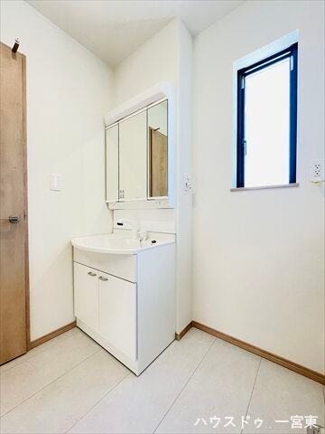 鏡の裏側は収納になっているので、歯ブラシなども片付けられます。散らかりがちな洗面台もスッキリと清潔なスペースを保てます。