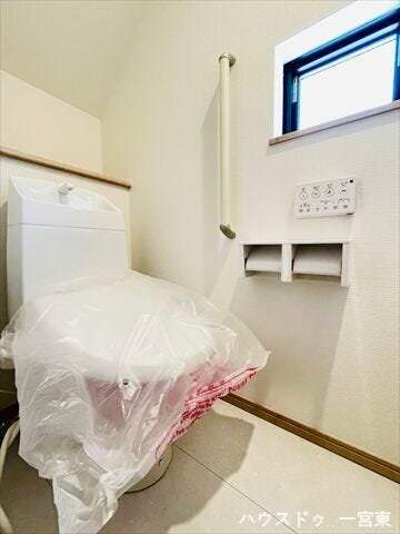 明るく、清潔感のあるトイレです。災害時でも安心のタンク付きトイレを採用しました。1階と2階の2か所にトイレを設けています。