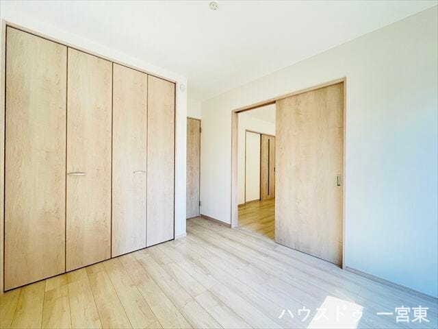 【1階5.2帖】リビング横の洋室は、仕切りを開けると家族団らんの開放的空間。閉めれば固有のスペースが作れます。