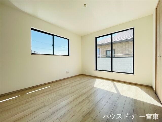 【7帖】一番広い居室ですので主寝室に最適です。窓があるので換気も良好です。木目の落ち着きを感じられますね♪