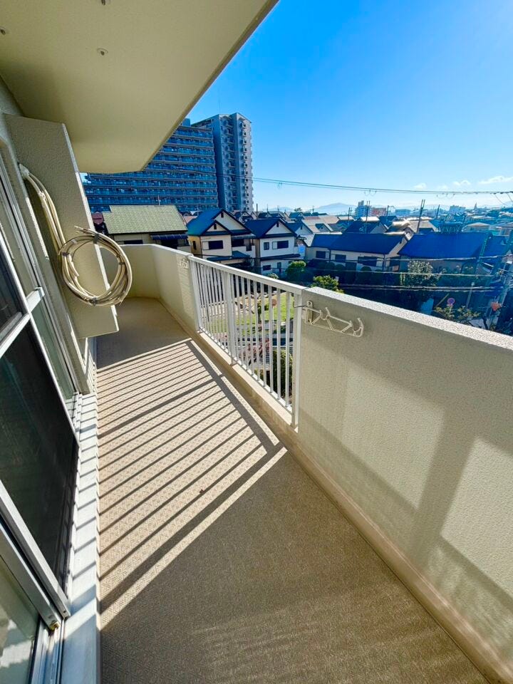 南側バルコニーは光が沢山差し込みますので洗濯物もよく乾きます