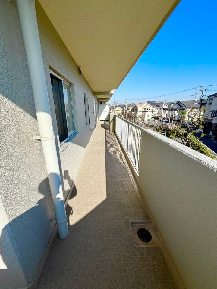 東側バルコニーも日当たり良好です♪
布団もたくさん干せます♪