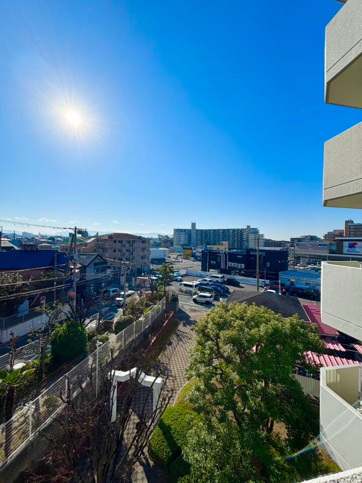 目の前を遮る高い建物がないので眺めが良く
近隣にスーパーやコンビニがあるのも嬉しいポイント