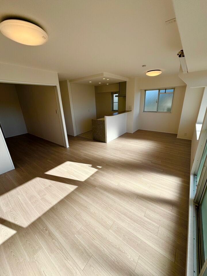 大きな窓から差し込む光がリビング全体を明るく包んでくれます。