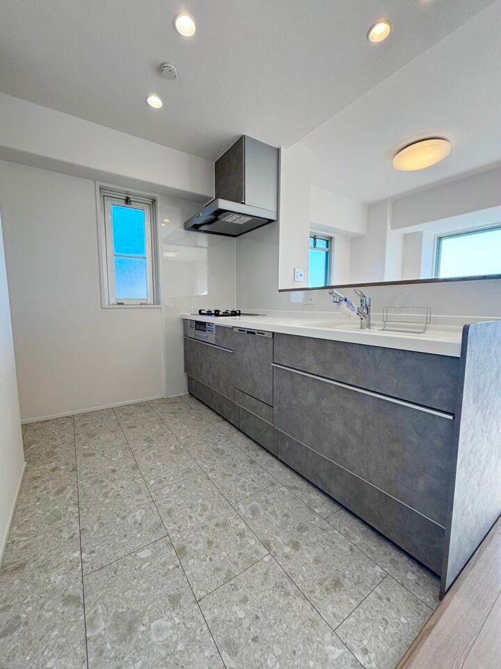 食洗器付きで使いやすいシステムキッチン
対面式なので家族の顔を見ながらお料理できますね♪