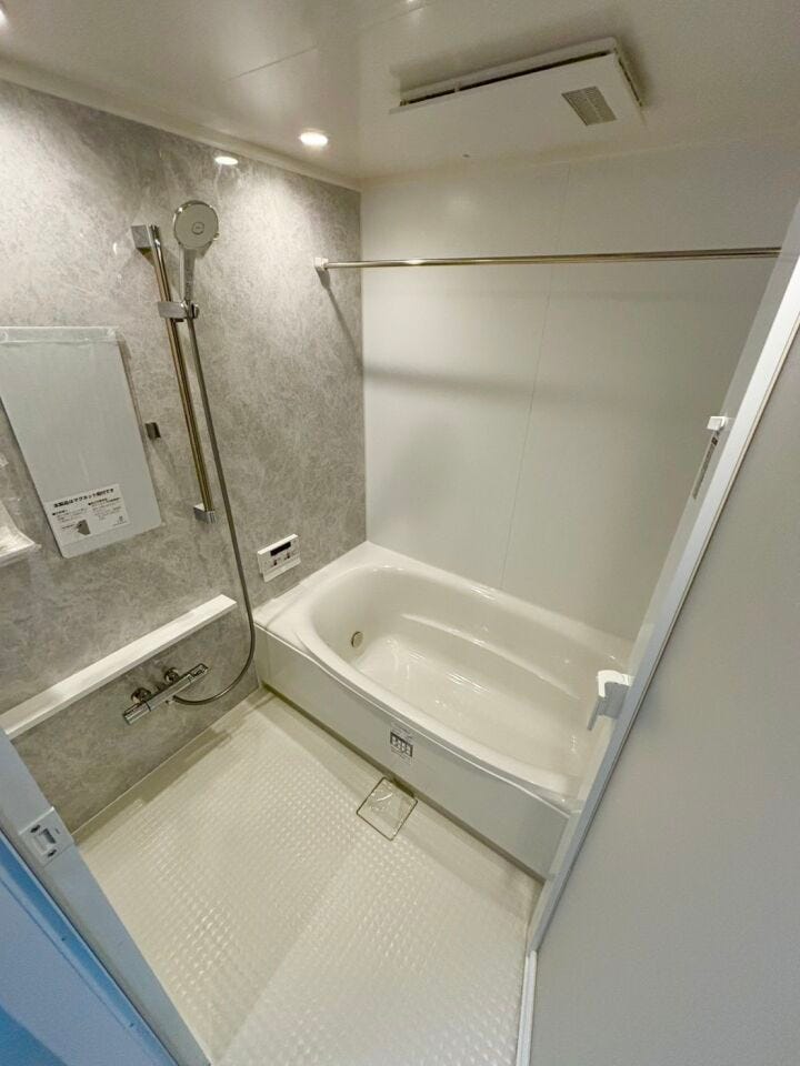 浴室乾燥機付きのユニットバスに新調
明るくて浴槽も広いのでバスタイムが楽しくなりそう♪