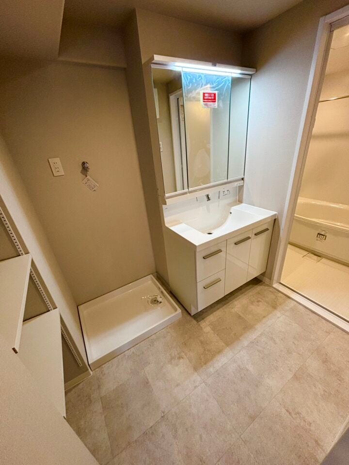 ワイドタイプの洗面化粧台
洗濯機パン横の可動棚は使いやすさ◎