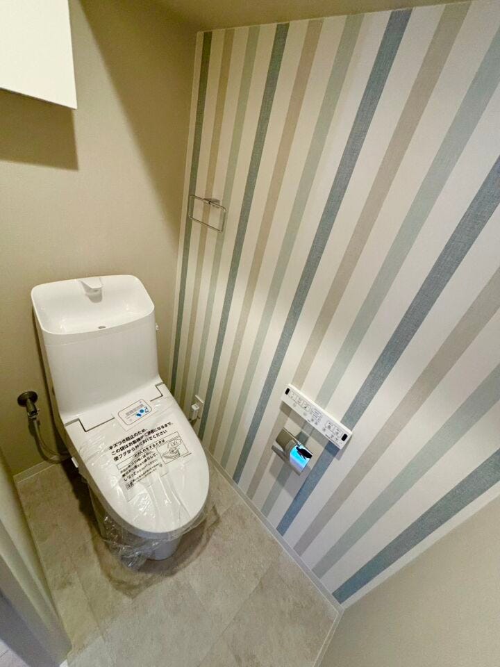 ベージュを基調とした中にストライプの壁紙が良いアクセント♪