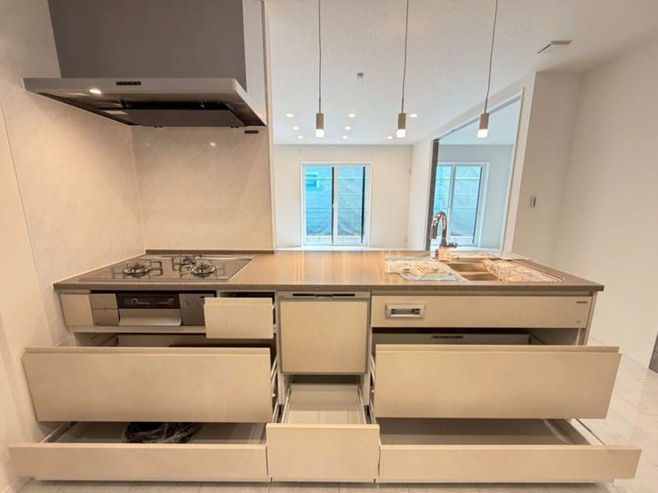 【KITCHEN】
タッチレス水栓一体型浄水器
手をかざすだけの簡単操作。蛇口に触れることなく、清潔に水栓周りを使用することが出来ます。スタイリッシュなデザインのレンジフードも!