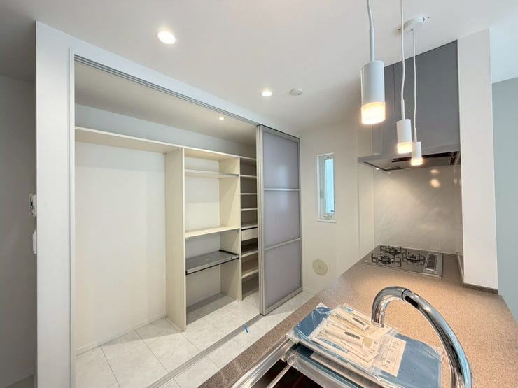 【KITCHEN】
スライド扉式の大型パントリー!新たに収納ラックは不要です!