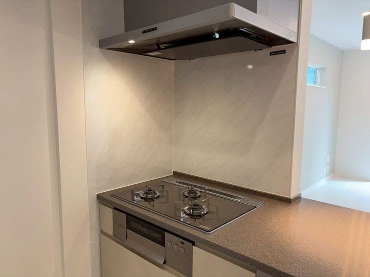 【KITCHEN】
・ガラスプレート多機能コンロ・
液晶画面と音声ガイドで様々なメニューが調理可能。