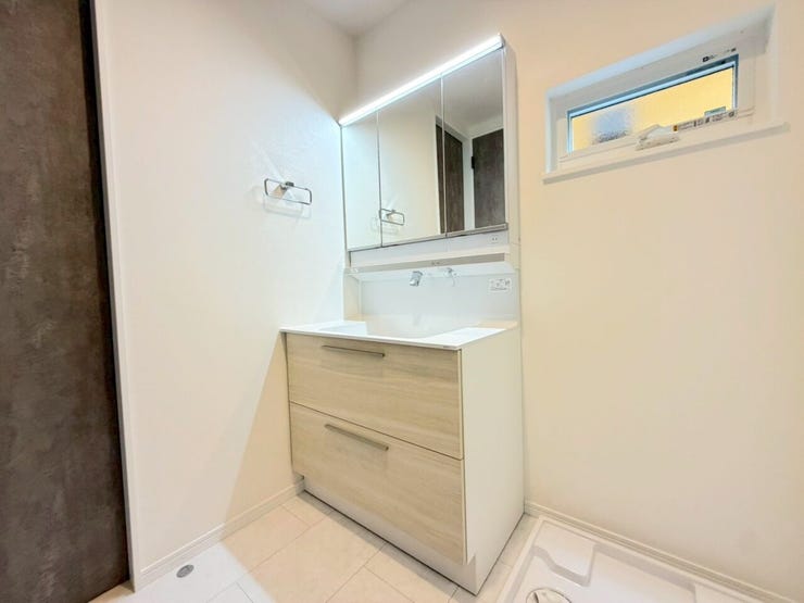 【SANITARY】
・ワイド設計ミラー・収納・
奥行きのある引き出しで収納スペースが充実。