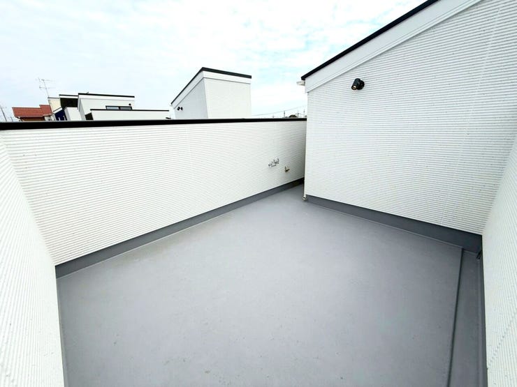 【ROOFTOP TERRACE】
夏は家の外も出ずにプールなども可能♪