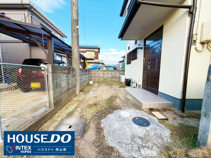 【軽自動車1台駐車可能なスペース】
玄関横には、軽自動車1台を停められる駐車スペースがございます!お買い物帰りや雨の日のお出かけも、自宅に駐車場があるとスムーズで助かりますね!