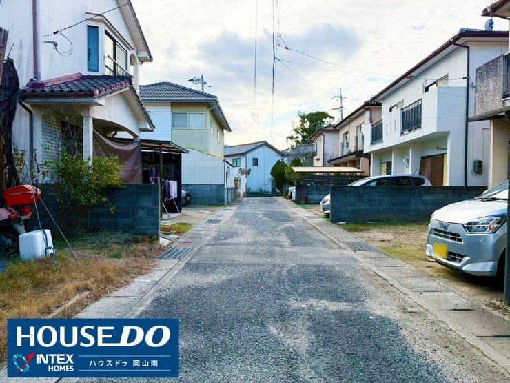 【前面道路はゆったり幅員4m】
物件前の道路は幅員4mが確保されており、圧迫感がなく開放的!お車の出し入れがスムーズなのはもちろん、お子様との通学路としても見通しが良く安心です◎