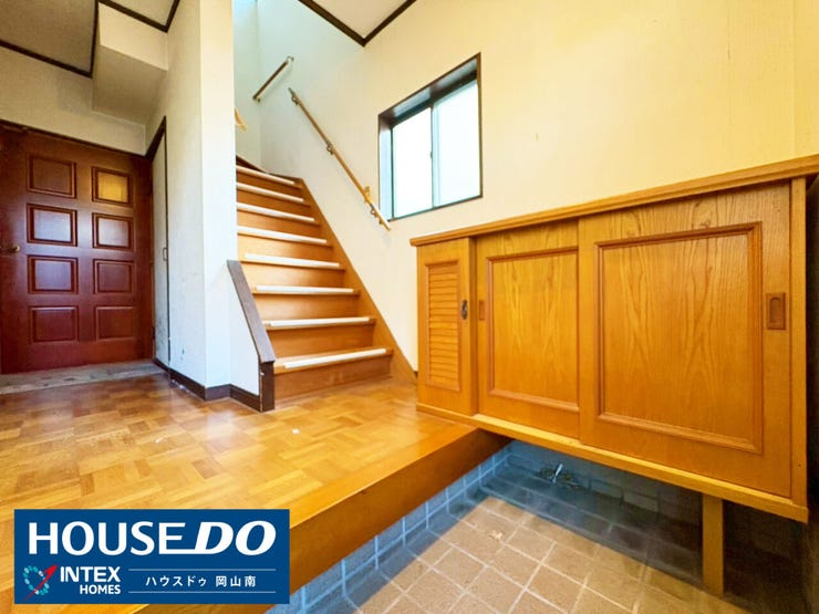 【家族を温かく迎える玄関ホール】
木の温もりを感じる落ち着いた雰囲気の玄関!たっぷり収納できるシューズボックス付で、家族全員の靴もスッキリ片付きます◎自然光が差し込み毎朝明るい気分で出発できますね♪