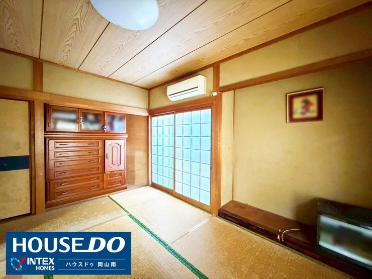 【心安らぐ陽だまりの和室】
障子越しに柔らかな光が差し込む落ち着いた雰囲気の和室!畳の香りに包まれながら、お子様のお昼寝やご家族の団らんの時間を過ごしませんか?