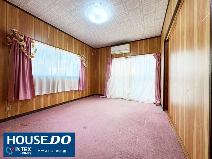 【二面採光で明るい広々洋室】
大きな窓からたっぷりと陽光が注ぎ込む、開放感あふれる洋室!二面採光なので風通しもバッチリ◎
主寝室やお子様のお部屋など、ライフスタイルに合わせて多目的に使えますね!