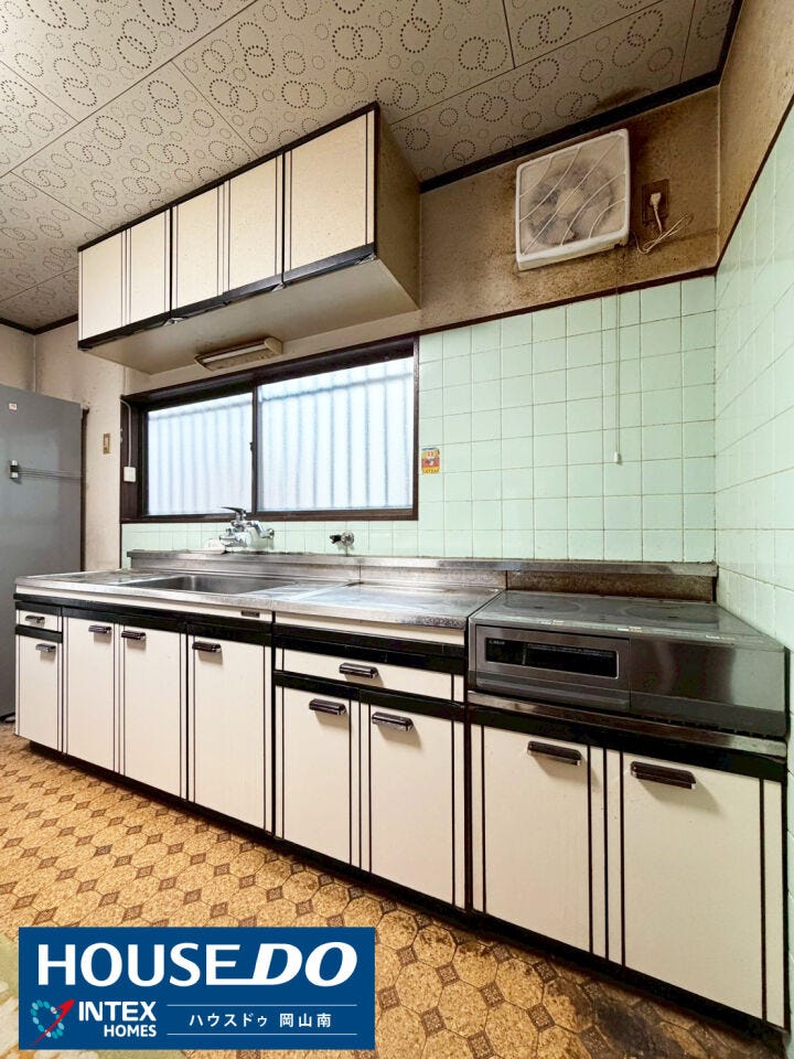 【お料理に集中できる壁付けキッチン】
上下にたっぷり収納スペースがあるので、調理器具やストック食材もスッキリ片付きますね!作業スペースも広く、お子様と一緒にお菓子作りも楽しめそうです◎