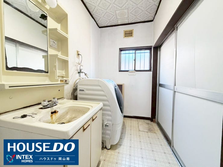 【使い勝手の良い洗面脱衣室】
明るい光が差し込む窓付きの洗面脱衣室です!洗濯機を置いてもゆとりがあるスペースを確保!窓があることで湿気がこもりにくく、朝の身支度も気持ちよくスタートできそうですね◎