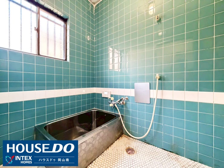 【レトロなタイルが可愛いバスルーム】
窓があるため湿気がこもりにくく、お掃除もラクラク!ゆったりとした浴槽で、一日の疲れを癒やすリラックスタイムをお過ごしください♪